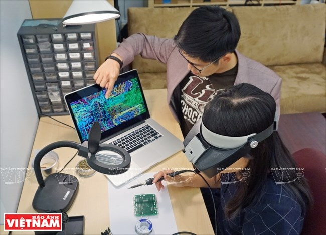 giao su viet 8x vu ngoc tam va 10 bang sang che my