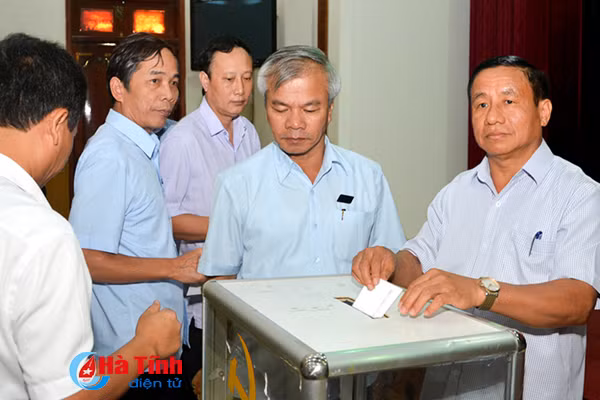 tinh uy ubnd tinh ha tinh quyen gop ung ho dong bao bi thiet hai do mua bao