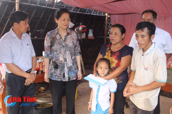 trao qua quyen gop ung ho dong bao mua bao ha tinh