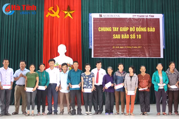 trao qua quyen gop ung ho dong bao mua bao ha tinh