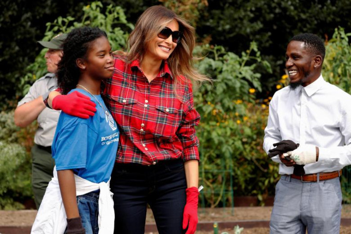 hinh anh de nhat phu nhan melania trump trong rau trong vuon nha trang