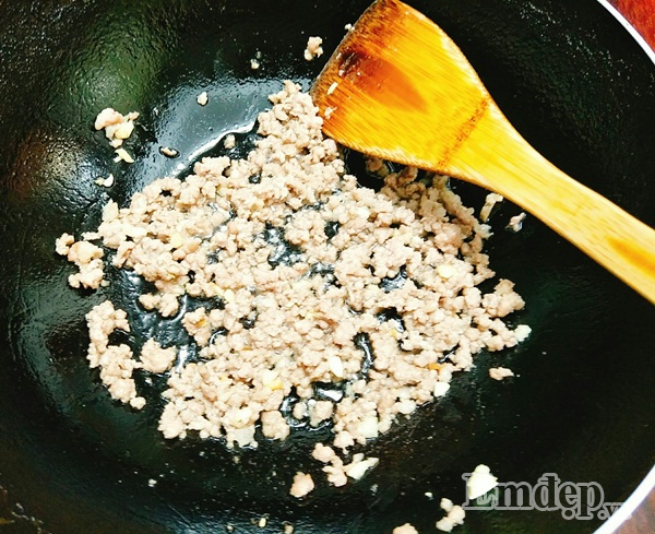 dau co ve xao thit bam cho bua com chieu them duom vi