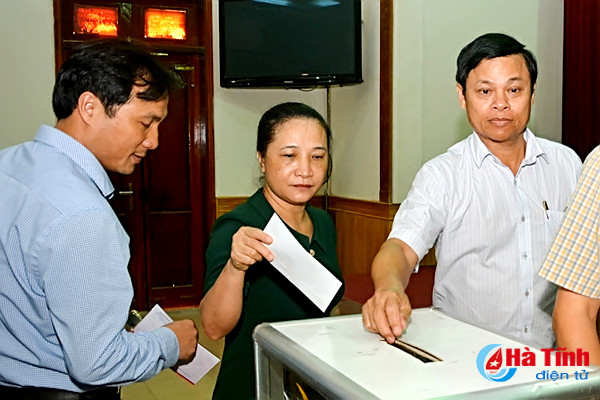 tinh uy ubnd tinh ha tinh quyen gop ung ho dong bao bi thiet hai do mua bao