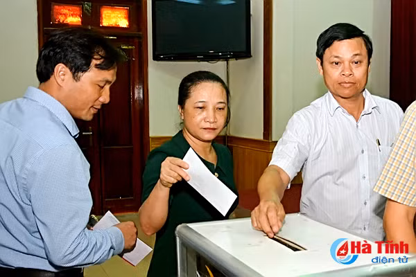 tinh uy ubnd tinh ha tinh quyen gop ung ho dong bao bi thiet hai do mua bao