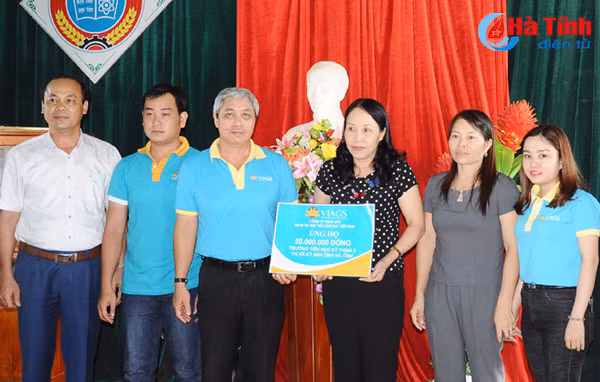 trao qua quyen gop ung ho dong bao mua bao ha tinh