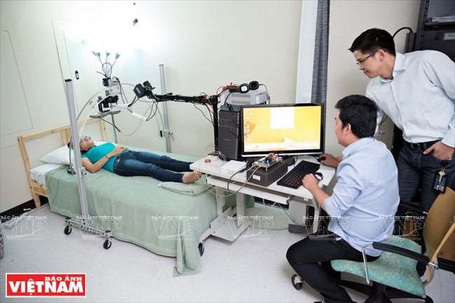 giao su viet 8x vu ngoc tam va 10 bang sang che my