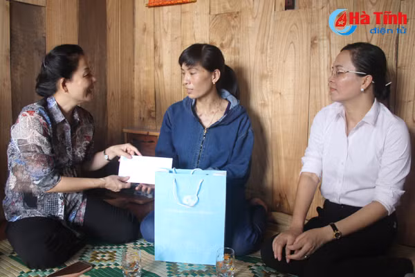 trao qua quyen gop ung ho dong bao mua bao ha tinh