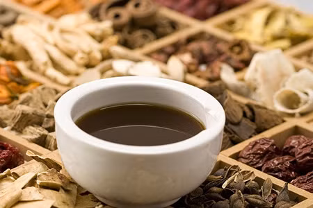 nhiem doc nang tu vong vi tu y dung thuoc nam sac uong keo dai