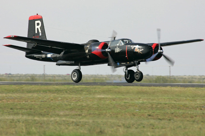 kham pha may bay nem bom a 26b sieu nhanh cua khong quan my