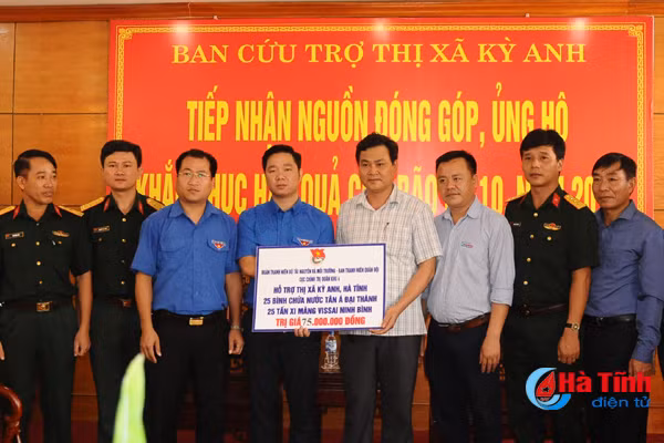 trao qua quyen gop ung ho dong bao mua bao ha tinh