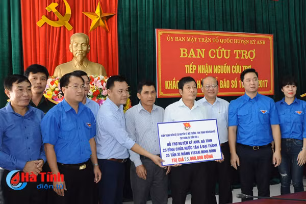 trao qua quyen gop ung ho dong bao mua bao ha tinh