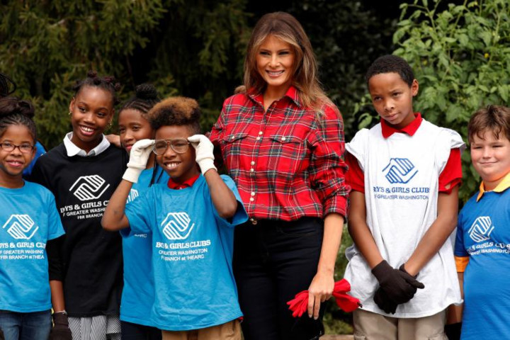 hinh anh de nhat phu nhan melania trump trong rau trong vuon nha trang