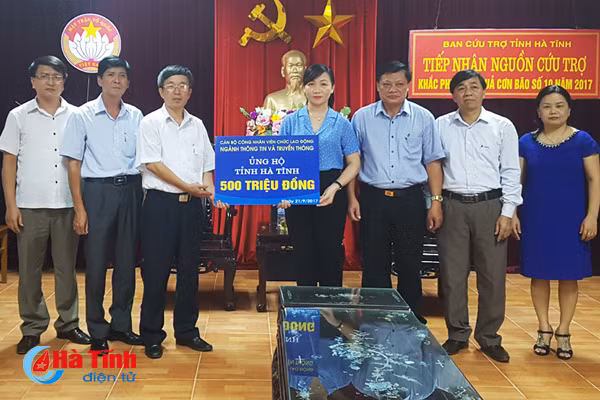 trao qua quyen gop ung ho dong bao mua bao ha tinh