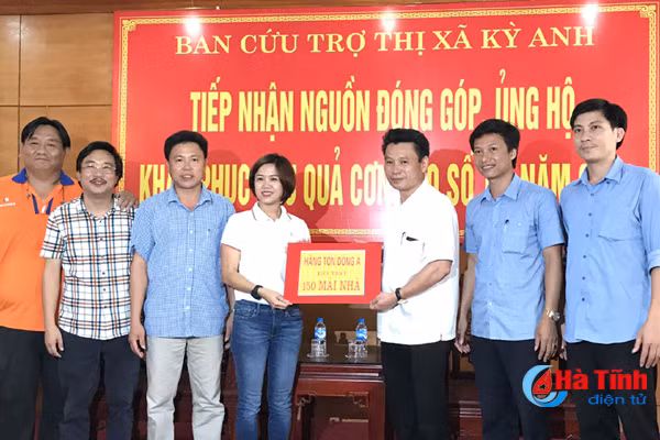trao qua quyen gop ung ho dong bao mua bao ha tinh