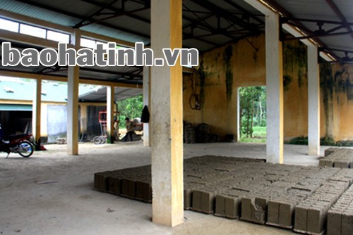 Chợ Hương Trà được xây dựng kiên cố nhưng không có người bán, người mua chỉ để cho 1 hộ dân làm địa điểm sản xuất gạch