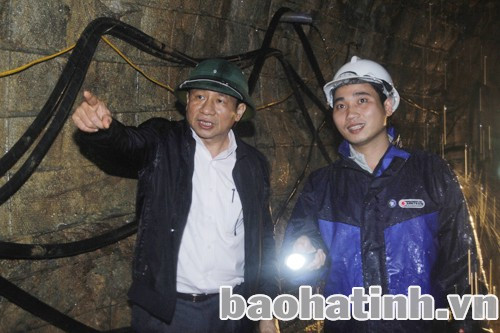 Phó Chủ tịch UBND tỉnh Lê Đình Sơn kiểm tra tiến độ thi công tại cửa vào tuynel...