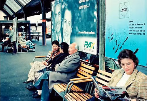 Hình ảnh Đại tướng Võ Nguyên Giáp bình dị chờ xe buýt trên báo chí nước ngoài (ảnh tư liệu)