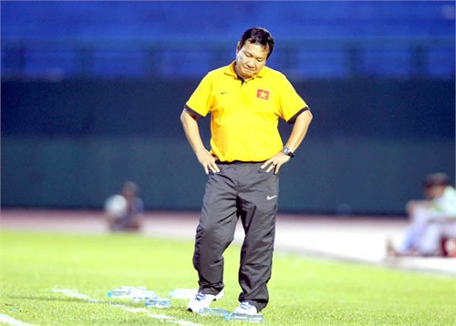 Là thầy nhưng bản thân HLV Hoàng Văn Phúc cũng không giấu nổi sự thất vọng với phong độ của các tuyển thủ. Ảnh: Quang Nhựt