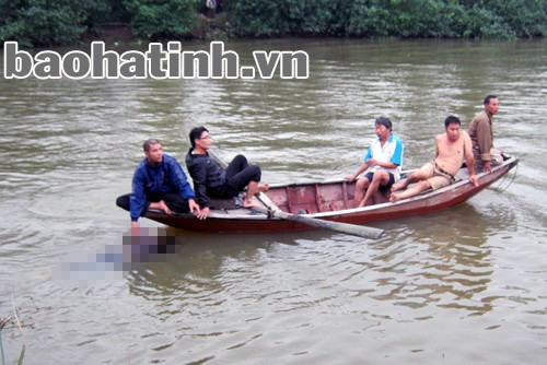 Đưa thi thể nạn nhân lên bờ