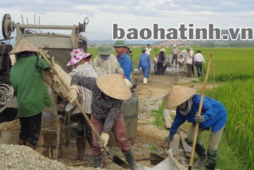 Nhân dân thôn 5, xã Xuân Lam (Nghi Xuân) làm đường giao thông nông thôn.