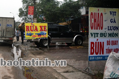 Lòng lề đường còn là nơi để người dân kinh doanh (thị trấn Cẩm Xuyên)