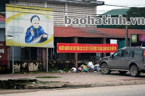 Rác "vây" Bệnh viện huyện Cẩm Xuyên.