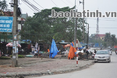 Hàng quán lấn chiếm vỉa hè ngay trước chợ Cày (thị trấn Thạch Hà) làm mất mỹ quan đô thị