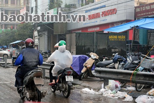 Quốc lộ 1A đoạn qua thị trấn Kỳ Anh dù chật hẹp vẫn được các hộ kinh doanh tận dụng làm chỗ để xe.