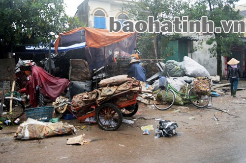 Một số hộ dân ở Kỳ Anh tận dụng lòng đường làm nơi thu gom phế liệu