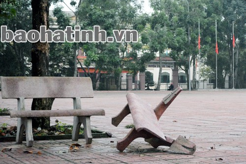 Ghế đá bị phá hỏng trước cửa huyện ủy Đức Thọ