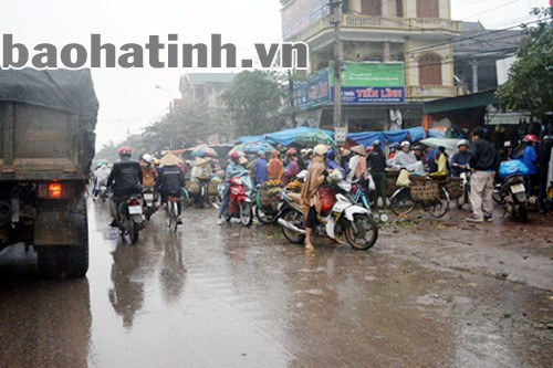 Chợ họp dưới lòng đường (thị trấn Kỳ Anh).