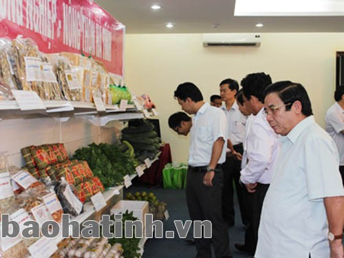 Lãnh đạo tỉnh tham quan các sản phẩm tiêu biểu cung ứng vào siêu thị Co.opMart.