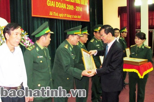 Phó Chủ tịch Thường trực UBND tỉnh Trần Minh Kỳ trao bằng khen của UBND tỉnh cho các cá nhân.