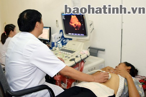 Do khó khăn về kinh phí, BVĐK Vũ Quang phải huy động nguồn xã hội hóa để đầu tư máy siêu âm 4D, phục vụ KCB cho nhân dân.