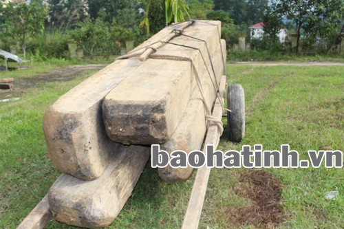 2 đối tượng bỏ lại xe lôi chở gỗ rồi tẩu thoát