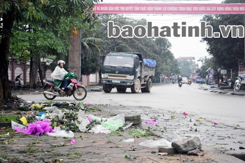 Rác bừa bãi ở khu vực cách UBND huyện Đức Thọ vài chục mét.