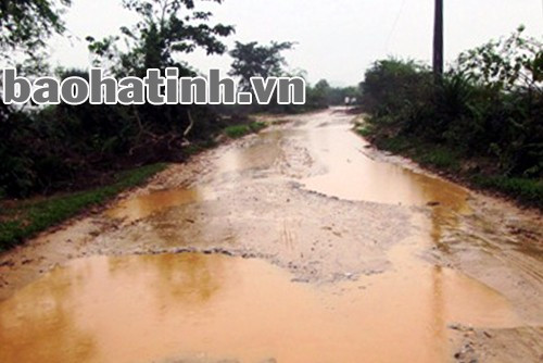 Chỉ cần một trận mưa nhỏ là cả đoạn đường dường như biến thành sông, giao thông đi lại hết sức khó khăn