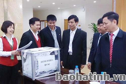 Hội đồng đấu giá kiểm tra niêm phong hòm phiếu...