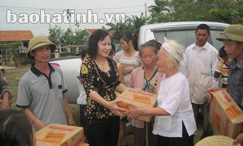 Đại diện hội ĐHXN Kiev ủng hộ bà con vùng lũ xóm 5 xã Quỳnh Trang , Thị xã Hoàng Mai , Nghệ An. Ảnh: Cẩm Thạch - M.A