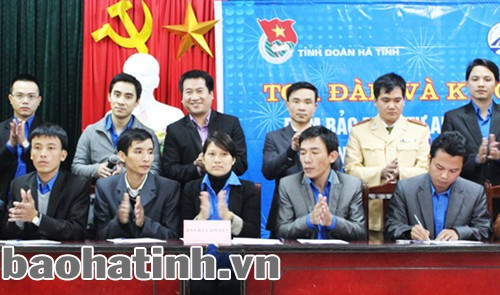 Đại diện các trường THPT, THCS và tiểu học ký cam kết đảm bảo trật tự ATGT trên tuyến và trên các công trường của Dự án nâng cấp mở rộng quốc lộ 8A.