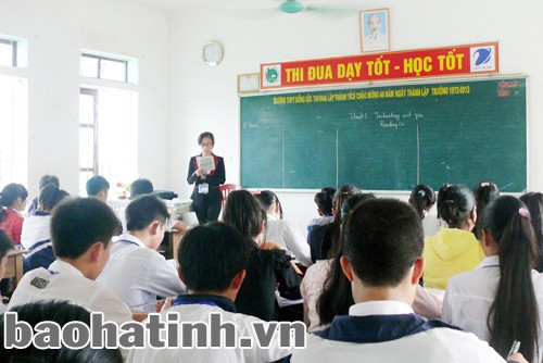 Cô trò trường THPT Đồng Lộc phấn đấu lập nhiều thành tích trong dạy - học. Cô trò trường THPT Đồng Lộc phấn đấu lập nhiều thành tích trong dạy - học.