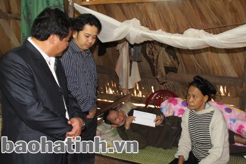 Đại diện Ban ATGT tỉnh trao quà cho ông Nguyễn Thành Hậu ở Lộc Yên (Hương Khê) bị tai nạn nằm liệt giường Đại diện Ban ATGT tỉnh trao quà cho ông Nguyễn Thành Hậu ở Lộc Yên (Hương Khê) bị tai nạn nằm liệt giường