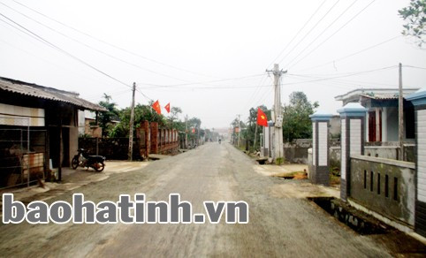 Kỳ Tân còn thiếu 913 m đường trục xã chưa đạt chuẩn, hệ thống biển báo trên các tuyến đường cũng chưa có