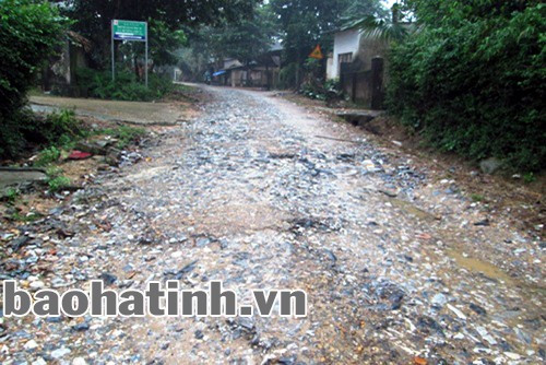 Trên 10 km huyện lộ 6 xuất hiện chằng chịt ổ voi, ổ gà