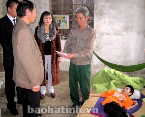 Ông Nguyễn Hữu Kỷ và ông Lương Văn Duẩn (Kiev) trao quà cho gia đình ông Lê đình Thu , có vợ và 2 con bị chất độc da cam. Ảnh: Cẩm Thạch - M.A