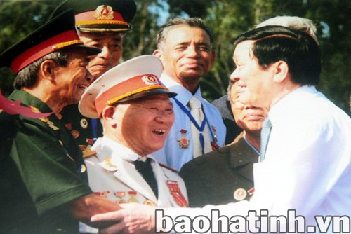 Chủ tịch nước Trương Tấn Sang gặp gỡ ông Đậu Đức Nam (người mặc bộ quân phục màu trắng) và các cựu tù của Nhà lao Phú Quốc Chủ tịch nước Trương Tấn Sang gặp gỡ ông Đậu Đức Nam (người mặc bộ quân phục màu trắng) và các cựu tù của Nhà lao Phú Quốc