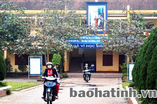 Một số khoản thu đóng nộp đầu năm ở Trường Tiểu học Thạch Quý trái với quy định của cấp trên.