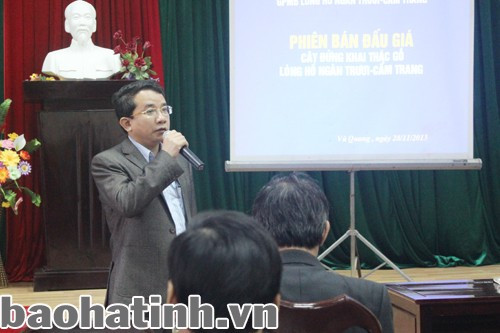 Lãnh đạo UBND huyện Vũ Quang thuyết trình phiên đấu giá cây đứng