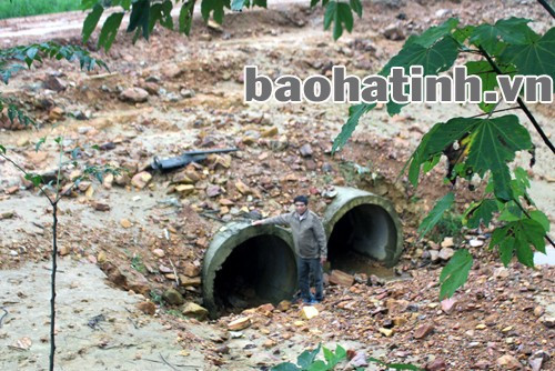 Những chiếc cống bé tí không đảm bảo chức năng thoát lũ