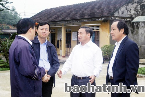 ... và kiểm tra cơ sở hạ tầng tại Trường THCS Gia Phố